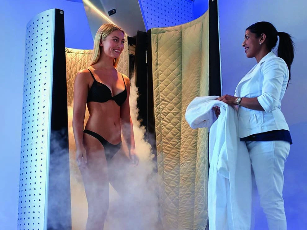 femme qui sort d'une cabine de cryothérapie