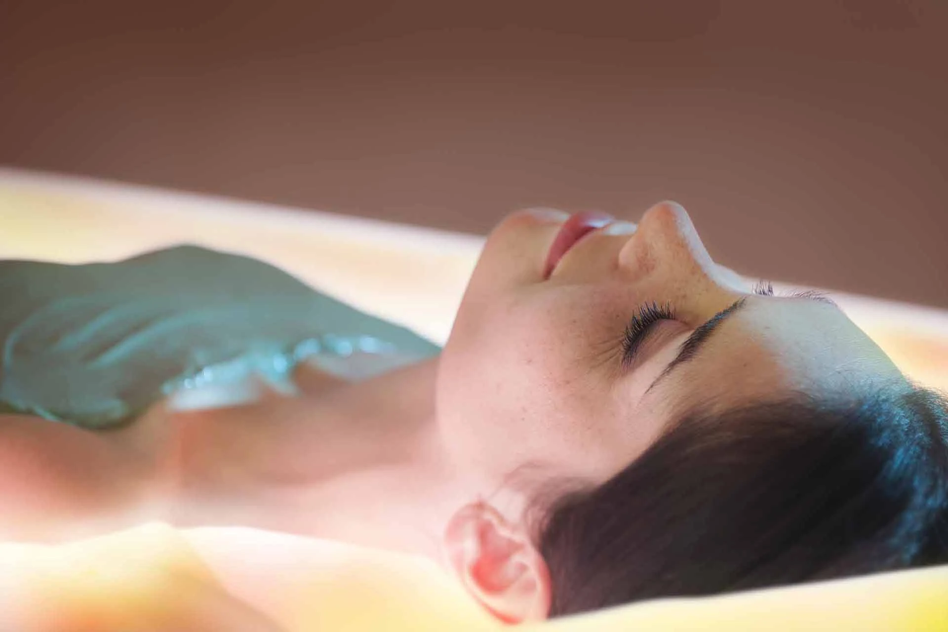 femme pendant un soin d'enveloppement détox