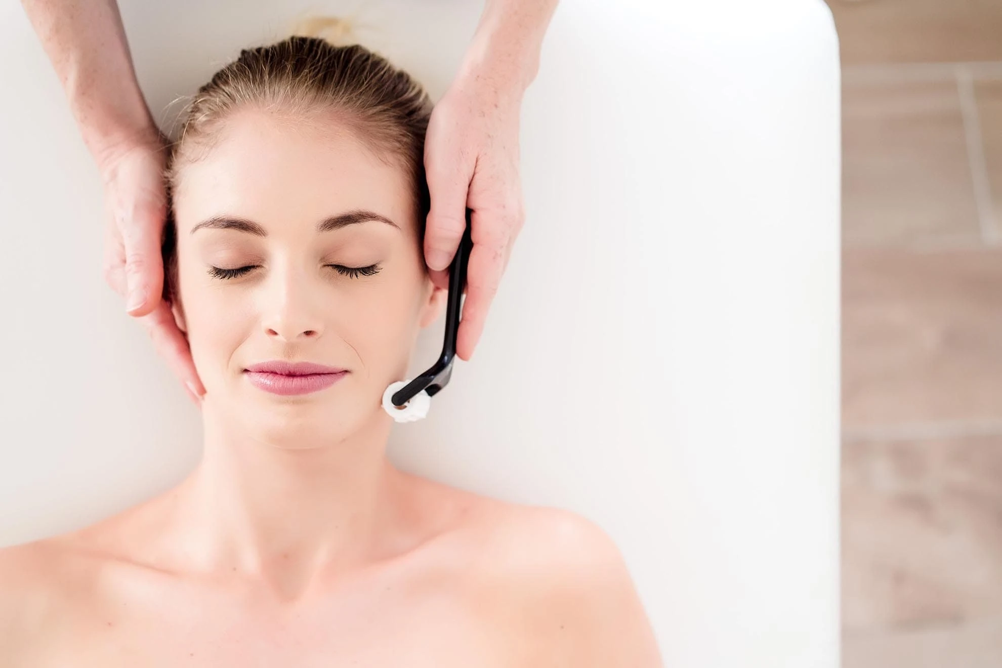 femme durant un soin de médecine esthétique